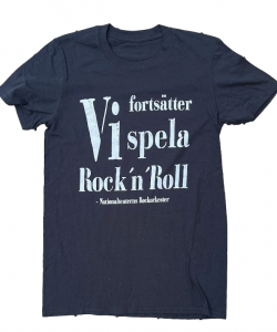 Nationalteatern - Vi Fortsätter Spela in the group MERCHANDISE / T-shirt / Nyheter / Pop-Rock at Bengans Skivbutik AB (5568727r)