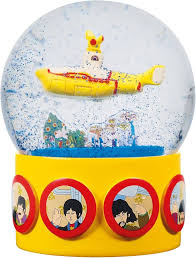 The Beatles - The Beatles (Yellow Submarine) Boxed Snow Globe (65Mm) in the group MERCHANDISE / Merch / Importnyheter / Pop-Rock at Bengans Skivbutik AB (5570784)